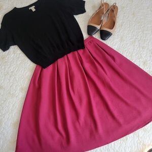 High waist flowy box pleat knee-length fuschia skirt. Size medium